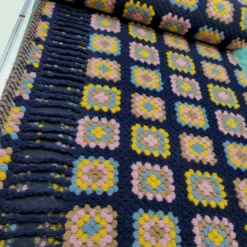 WOLLSTOFF / STRICKSTOFF GRANNY SQUARE MIT FRANZEN - Fb. FUCHSIA / BLAU / GRÜN / GRAU MELANGE