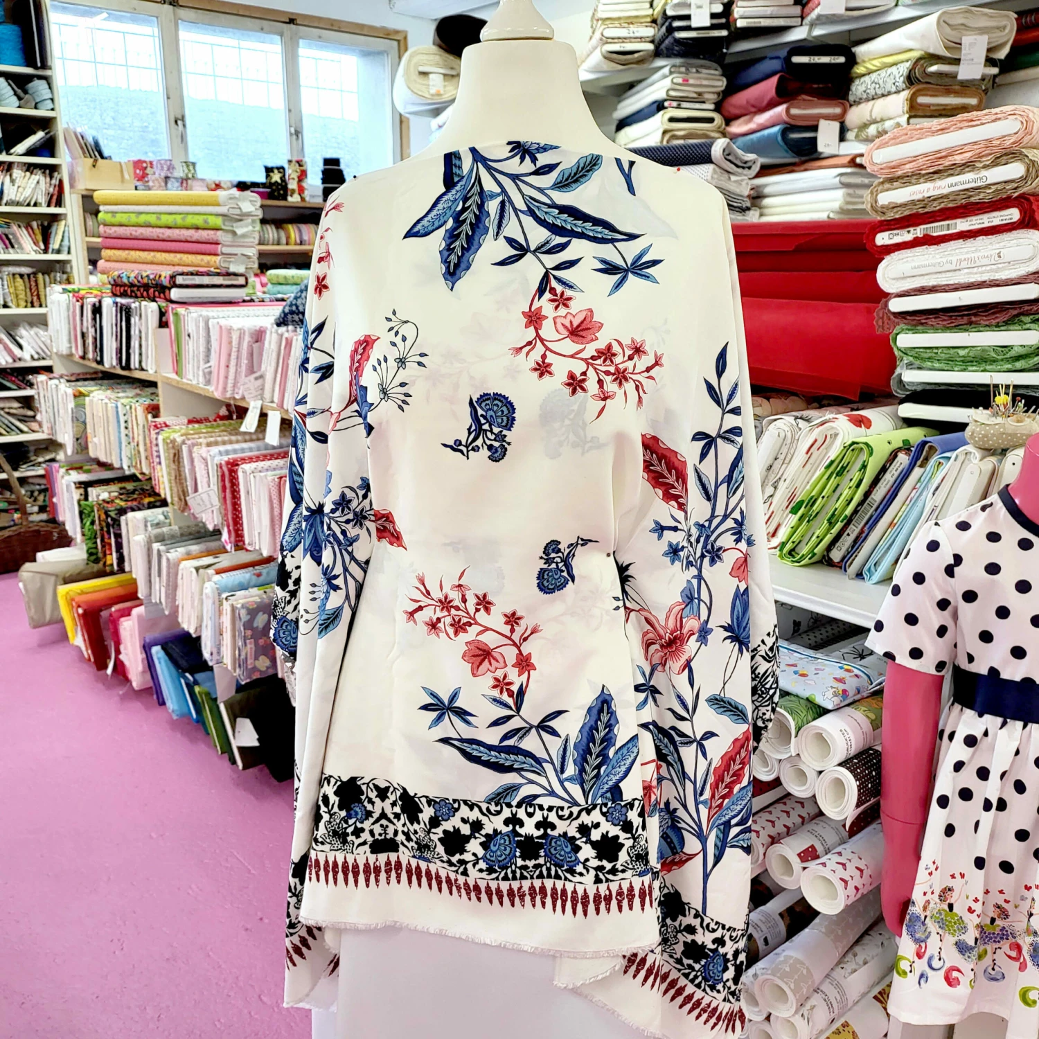 VISKOSE VOILE PANEEL MIT BLUMEN - Fb. WEISS / BLAU / ROT – Bild 6